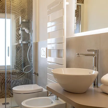 La Tua Mansardina A 100 Metri Dal Mare, 2 Da Letto - P R A T U R E C C I Group Апартаменты *