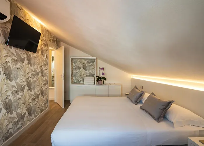 Apartment Pra-tu - Mansarda Moderna 2 - P R A T U R E C C I Group *